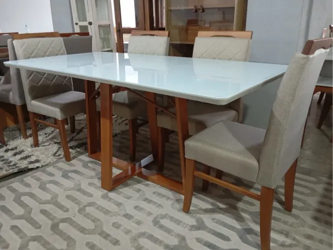 Mesa de Jantar com Tampo Branco e Cadeiras madeira