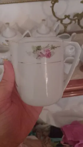 Pequena leiteira de porcelana antiga e muito linda