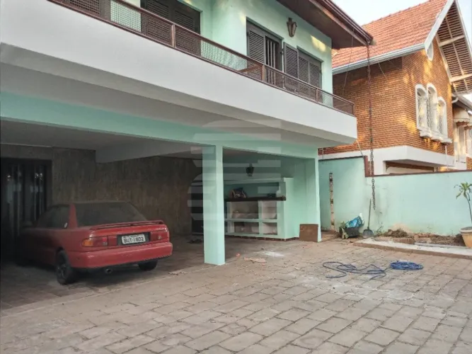 Casa Comercial com 13m de frente para alugar. Vaga de Garagem 5 carros