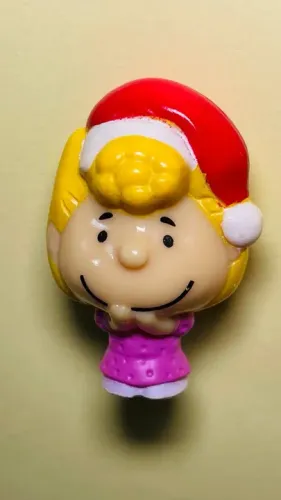 Sally Gogo da Cacau Show - boneco altura 3 cm (turma do snoopy natal 2024)
