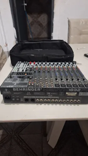 Mesa de Som Behringer Xenyx X1832FX