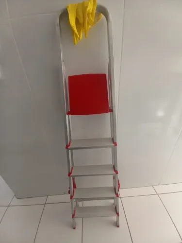 Escada de Alumínio com 5 degraus