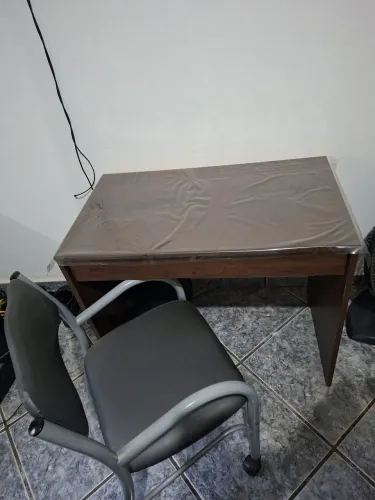 Mesa para notebook com gaveta e cadeira