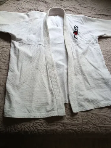 Kimono branco de jiu-jitsu