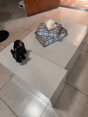 Mesa de Centro Moderna em Laca Alto Brilho