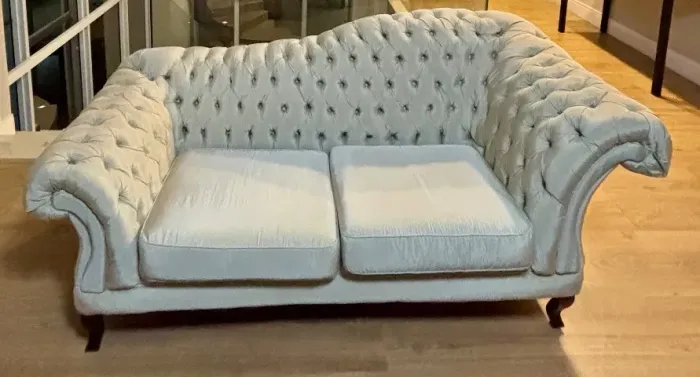 Desfrute do luxo e requinte com a Chaise Estilo Chesterfield! Este sofá combina elegância 