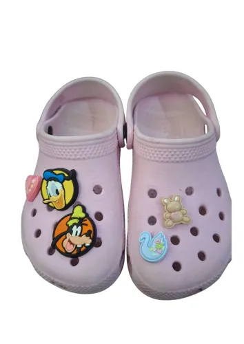 Crocs rosa com pin