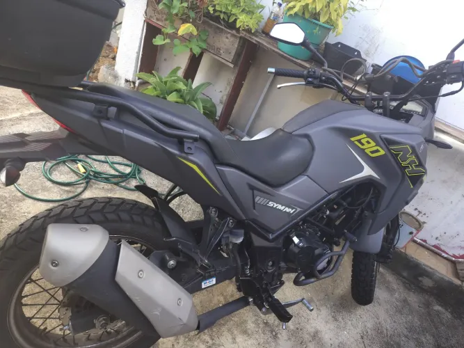 Moto NH 190 baixo km R$ 17900,00 com baú de 45L