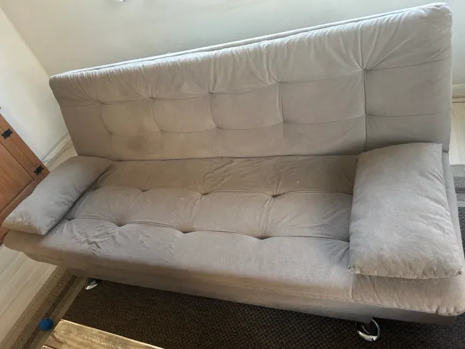 Bonito sofá cama usado em bom estado 