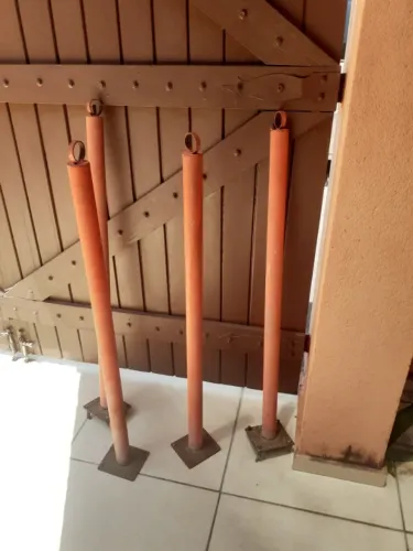 Kit 4 pedestais de ferro para corrente estacionamento