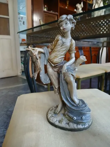 Estatueta em resina italiana "menino pescador"