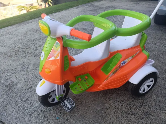 Triciclo para gêmeos