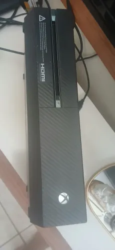 Controle disponível faltando apenas a bateria , porém pega usando o cabo !