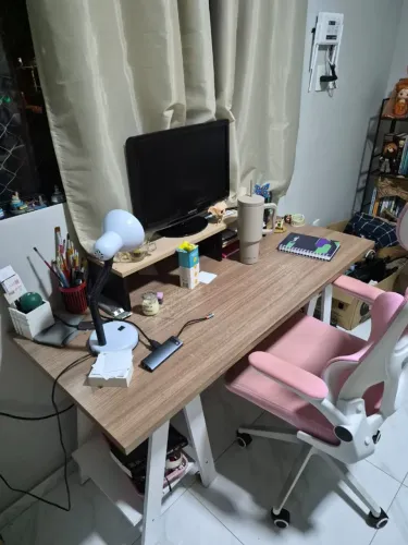 Mesa de escritório com nichos