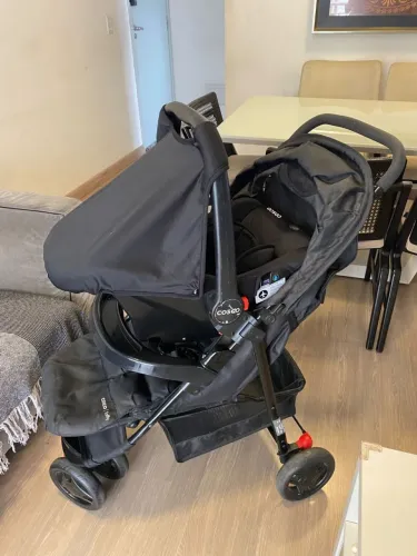 Carrinho com bebê conforto Cosco 