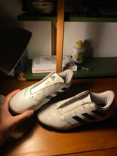 Chuteira branca de quadra original da adidas, 90% off