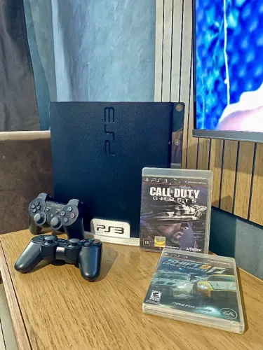 PlayStation 3 Slim com 2 controles e 2 jogos