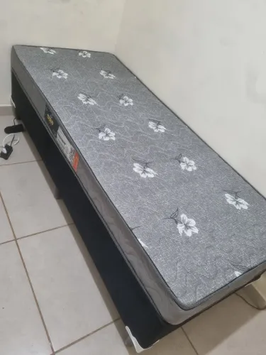 Vendo cama box solteiro com colchão D 28. 3 meses de uso.