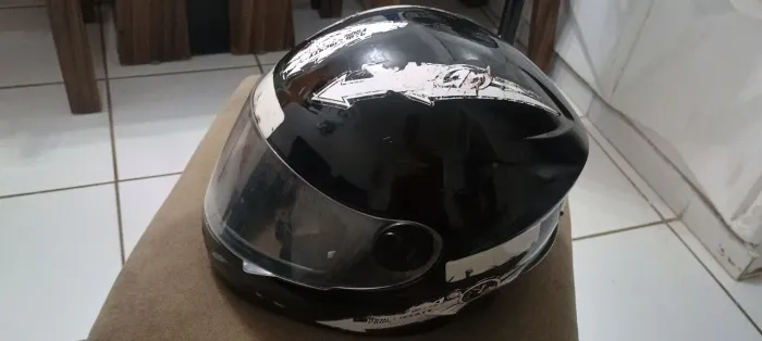 Capacete de moto pra criança.