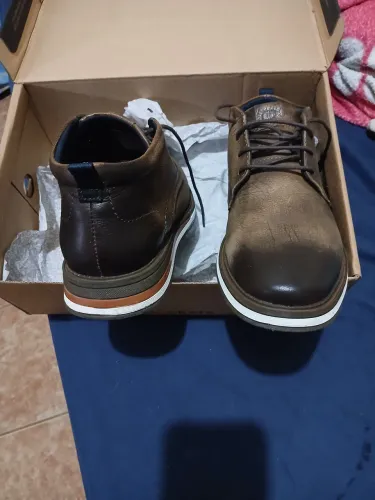 Bota em couro marca democrata