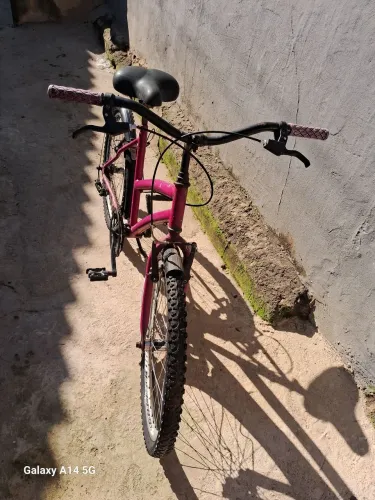 VENDA SE UMA BICICLETA TAMANHO MEDIDA ARO 20 RODAS EM ALUMINIO COM RAIOS DE INOX USADA