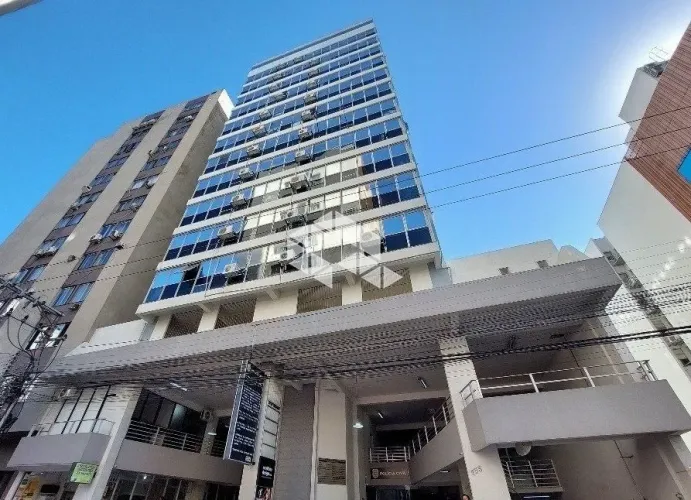 APARTAMENTO Á VENDA SEMIMOBILIADO COM 2 QUARTOS SENDO 1 SUÍTE NO CENTRO FLORIANÓPOLIS