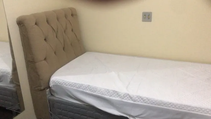 Cama de Solteiro Box com Cabeceira - Excelente Estado