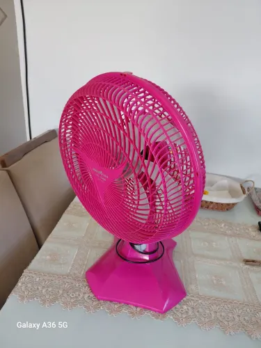 Ventilador britania de mesa rosa