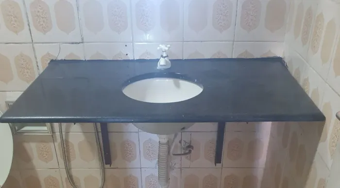 Pia de banheiro com torneira