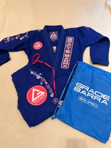 Kimono Sakura Gracie Barra F0 azul, F2 Branco, F3 Branco R$900,00 cada