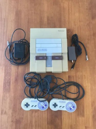 Super Nintendo com 2 controles e 7 jogos