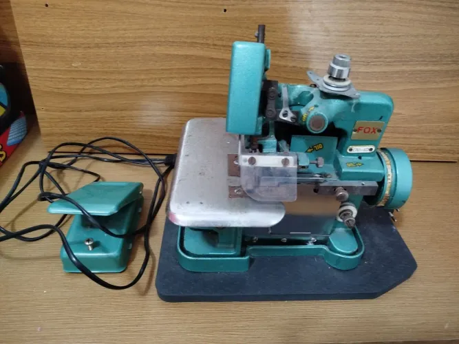 Máquina de Costura Overloque FOX com Pedal e Suporte para Linhas