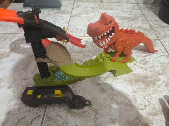 Pista Hot Wheels T-Rex Takedown Play Set (modelo 2012)