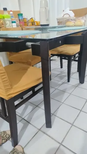Mesa Com 4 Cadeiras, comprada em Jacaúna 