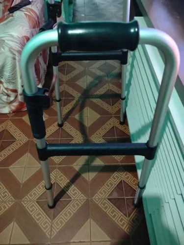 Andador para idosos suporta 130 kilos todo de Alumínio.