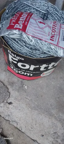 Vende-se um rolo de arame e um pacote de pregos.