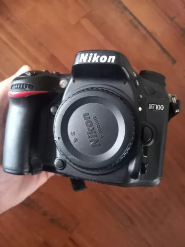 Nikon D7100 + Cartão de memória + mochila