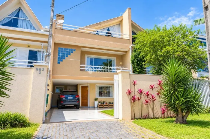Sobrado triplex e completo em localização estratégica no Tarumã!