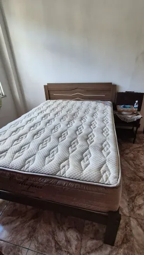 Cama de casal seminova