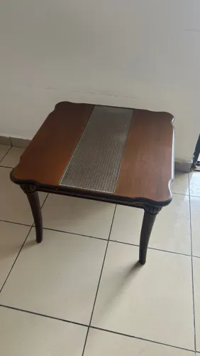 Mesa de madeira com vidro