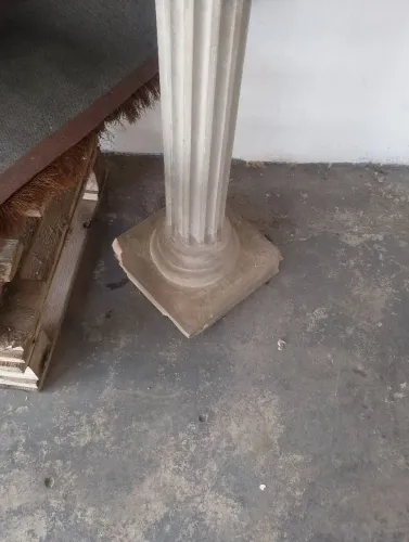 Mesa Clássica com Detalhes em Coluna