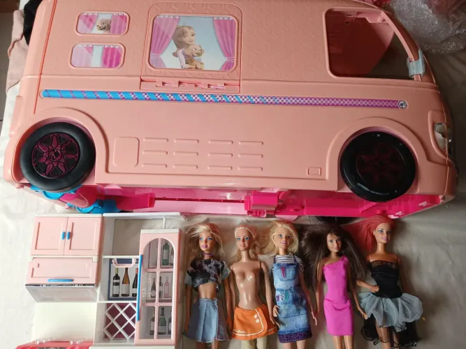 Lote barbie caminhão 5 bonecas itens de cozinha