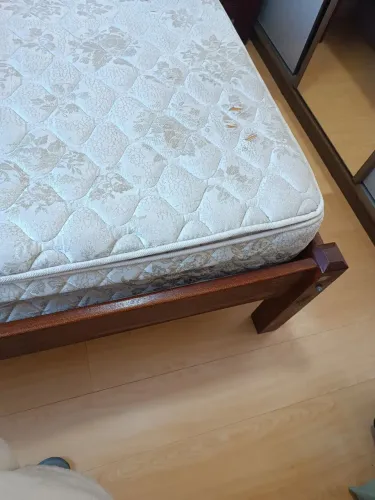 Vendo cama de madeira maciça, com colchão, em bom estado.