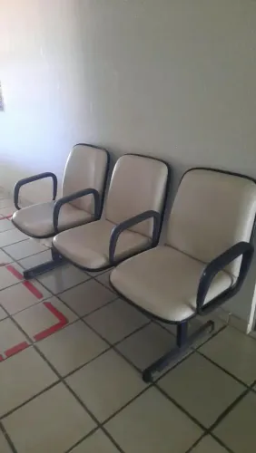 Cadeira de 3 lugares .