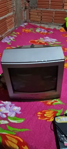 Vende uma tv de tubo de 14 polegadas por 40 reais e um DVD play por 30 reais 