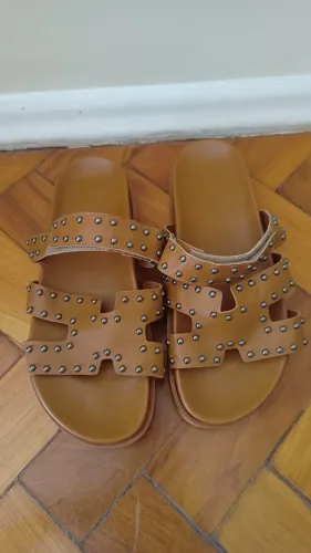 Sandália birken, com tachinhas, cor caramelo, da marca sonho dos pés