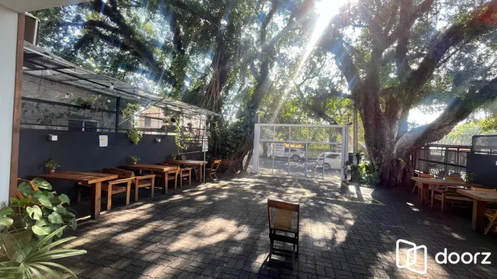 Vendo prédio comercial com 01 loja e 02 apartamentos. Excelente para investiment