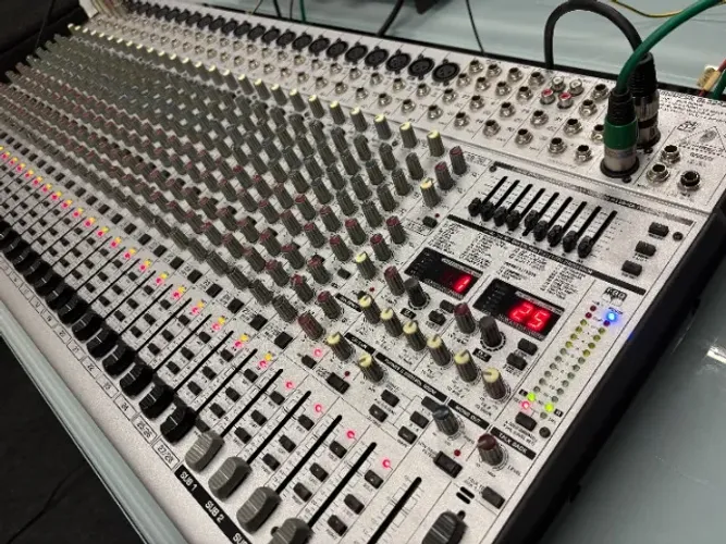 Mesa de Som Behringer EURODESK SL3242FX-PRO - 32 Entradas + Efeitos