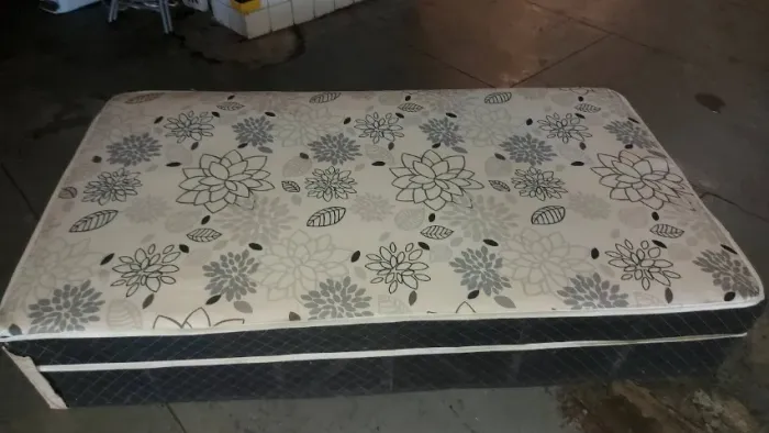 Vende se uma cama Box