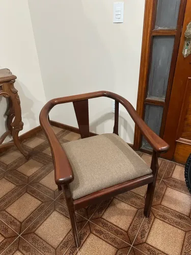 Cadeira de Braços de Madeira Estilo Chinês (Horseshoe Chair) - Assento Estofado